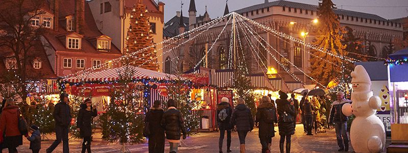 Julmarknad med julbelysning på torget i Riga.